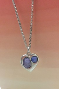 collar-zamak-corazon-con-cabujones