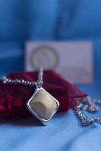 collar-zamak-rombo-piedra-color