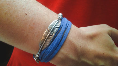 pulsera-antelina-y-pluma-de-zamak