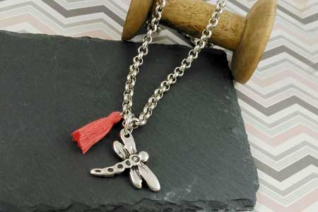 colgante-libelula-con-pompon-en-cadena-la-fermina