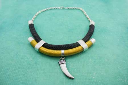 bisuteria-de-zamak-collar-etnico-con-cuerno-de-zamak