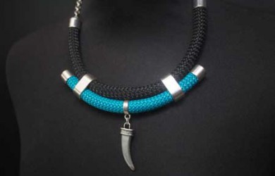 Collar étnico con cuerno y cordones de paracord