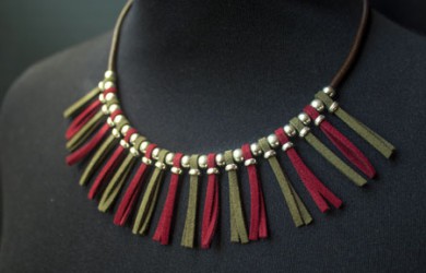 Collar de zamak con flecos de antelina aprovechando los retales que tenía en casa.