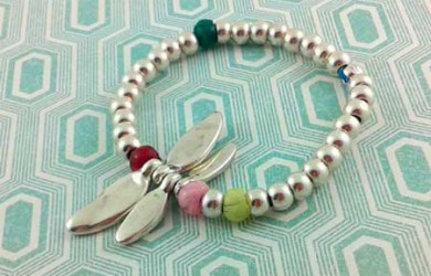 Qué significa llevar una libélula en tus complementos?