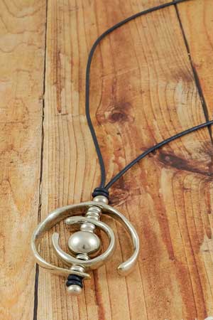 collar-de-zamak-y-cuero-la-fermina-abalorios