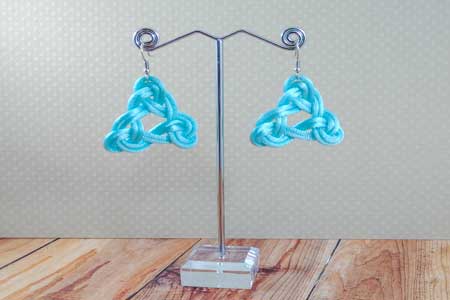pendientes-hilo-cola-de-raton-nudo-triangulo