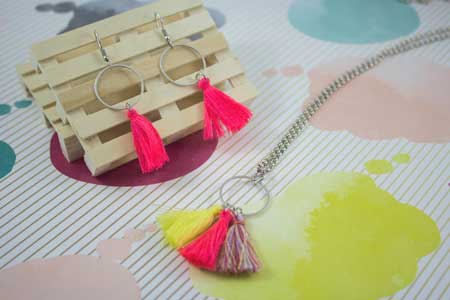 collar-aro-con-pompones-de-colores-y-pendiemtes-zamak-boho-chic-la-fermina