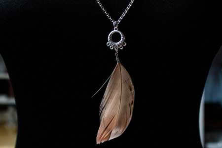 collar-colgante-etnico-con-anillas-de-zamak-y-pluma-la-fermina-abalorios-bisuteria-2