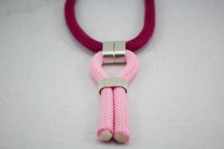collar-paracord-rosa-y-granate-zamak-abalorios-la-fermina-3