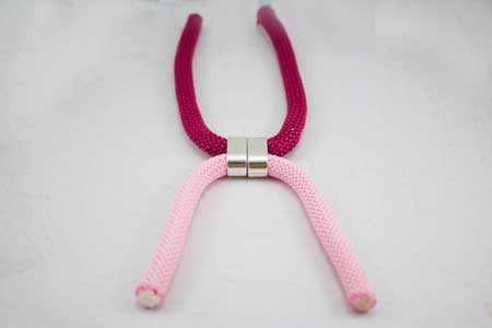 collar-paracord-rosa-y-granate-zamak-abalorios-la-fermina-4