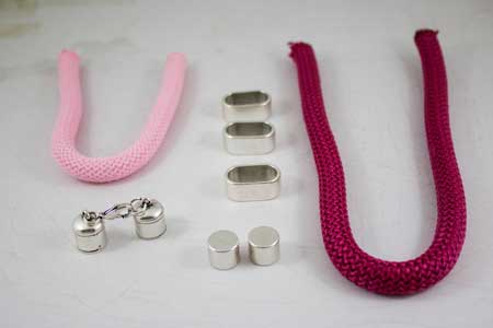 collar-paracord-rosa-y-granate-zamak-abalorios-la-fermina-materiales