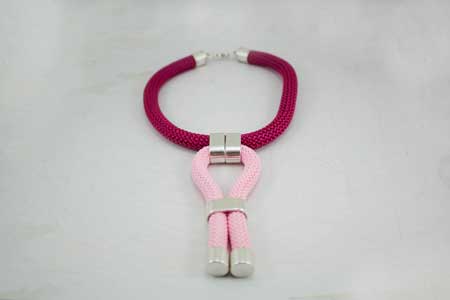 collar-paracord-rosa-y-granate-zamak-abalorios-la-fermina