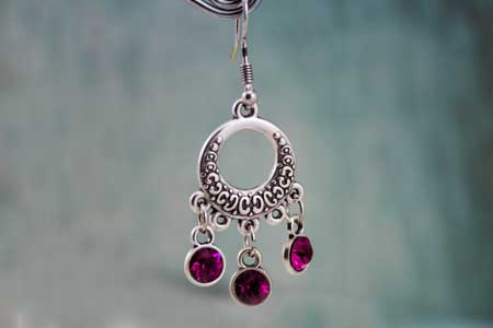 pendiente-hippie-con-colgante-etnico-y-swarovski-la-fermina-zamak-abalorios