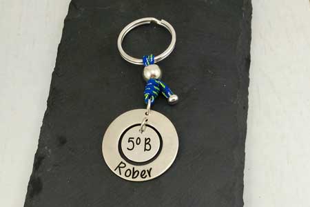 llavero-clase-vuelta-al-cole-la-fermina-abalorios-bisuteria-zamak-plata-grabados-personalizados