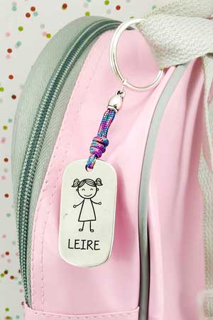 llavero-mochila-clase-vuelta-al-cole-la-fermina-abalorios-bisuteria-zamak-plata-grabados-personalizados