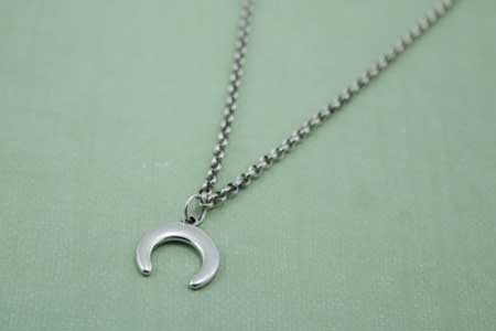 collar-cuerno-doble-media-luna-la-fermina-zamak-plata-abalorios-bisuteria