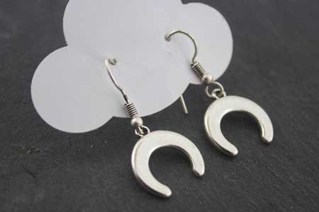 Pendientes gancho hippie y charm cuerno doble