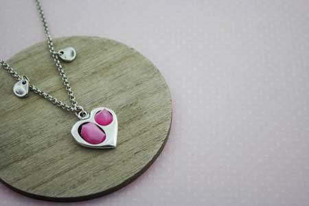 collar-corazon-rosa-cancer-de-mama-la-fermina-abalorios-zamak-plata-bisuteria