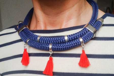 Collar navy con cordón paracord y pompones