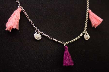 Collar pompones y colgantes gota plana machacada