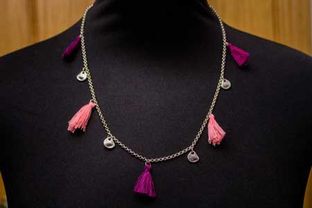 Collar pompones y colgantes gota plana machacada
