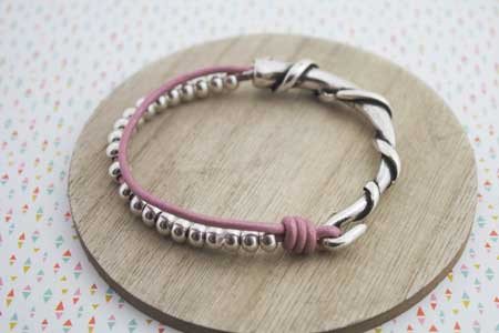 Pulsera media caña de cuero y bolas