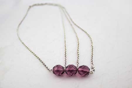 collar-facetado-morado-la-fermina-abalorios-zamak-plata-bisuteria-grabdos-personalizados