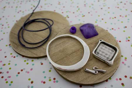 materiales-collar-aro-rombo-morado-ultravioleta-la-fermina-abalorios-zamak-plata-bisuteria-complementos-accesorios-grabados-personali