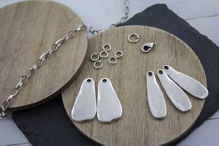 materiales-collar-piedra-la-fermina-abalorios-zamak-plata-bisuteria-grabados-personalizados