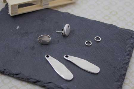 materiales-pendientes-piedra-lagrima-la-fermina-abalorios-zamak-plata-bisuteria-grabados-personalizados