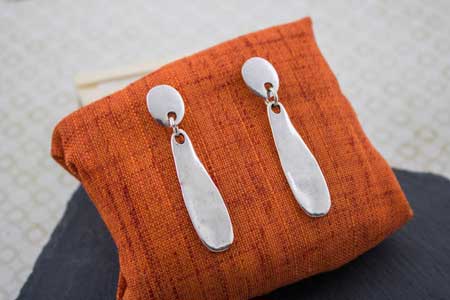 pendientes-piedra-lagrima-la-fermina-abalorios-zamak-plata-bisuteria-grabados-personalizados-2