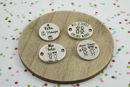 chapas-grabado-laser-la-fermina-abalorios-zamak-plata-joya-personalizada-niños