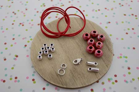 materiales-pulsera-bolas-rojas-la-fermina-abalorios-zamak-plata-bisuteria-grabados-personalizados