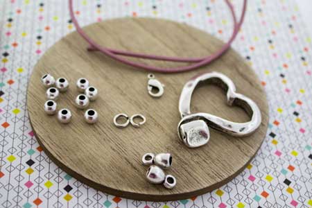 pulsera-corazón-cuero-la-fermina-abalorios-zamak-plata-bisuteria-materiales