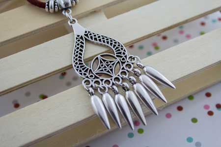 collar-etnico-antelina-charm-gota-doble-luna-la-fermina-abalorios-zamak-plata-bisuteria-colgante-filigranas-con-anillas
