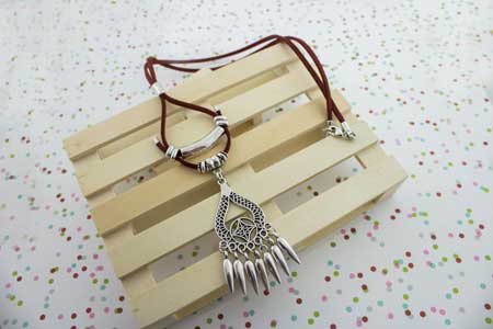 collar-etnico-antelina-charm-gota-doble-luna-la-fermina-abalorios-zamak-plata-bisuteria