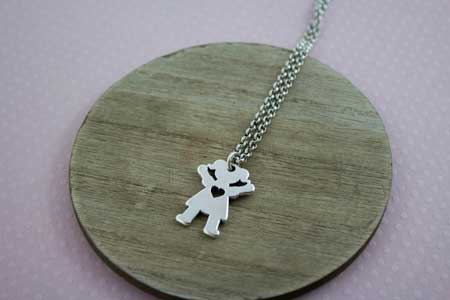 collar-colgante-niña-con-corazón-la-fermina-abalorios-zamak-plata-bisuteria-complementos-accesorios-grabados-personalizados-