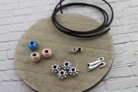 collar-pulsera-bolas-pasador-la-fermina-abalorios-zamak-plata-bisuteria-grabados-personalizados