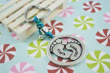 llavero-personalizado-colgante-pies-de-zamak-la-fermina-abalorios-plata