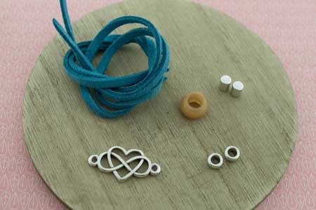 materiales-pulsera-corazon-infinito-la-fermina-abalorios-zamak-plata-bisuteria-grabados-personalizados