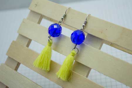 pendientes-bola-pompon-la-fermina-abalorios-plata-zamak-bisuteria-azul-amarillo-