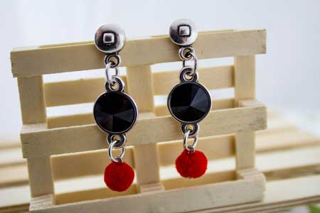 pendientes-entrepieza-pompon-rojo-la-fermina-abalorios-plata-zamak-bisuteria-negros