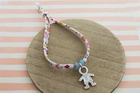 pulsera-charm-niño-comunión-la-fermina-abalorios-zamak-plata-bisuteria-grabados-personalizados-