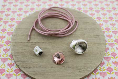 pulsera-cuero-rosa-la-fermina-abalorios-zamak-plata-bisuteria-grabados-personalizados-