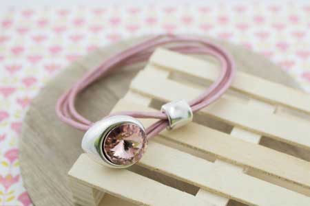 pulsera-cuero-rosa-la-fermina-abalorios-zamak-plata-bisuteria-grabados-personalizados-rivoli