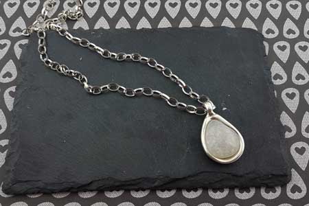 collar-colgante-gota-de-zamak-la-fermina-abalorios-plata-bisuteria-resina-en-blanco