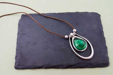 collar-colgante-gota-de-zamak-la-fermina-abalorios-plata-bisuteria-resina-verde