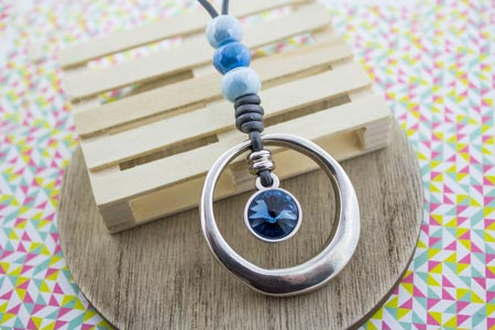 Collar-aro-con-colgante-rivoli-la-fermina-abalorios-zamak-plata-bisuteria-grabados-personalizados-azul