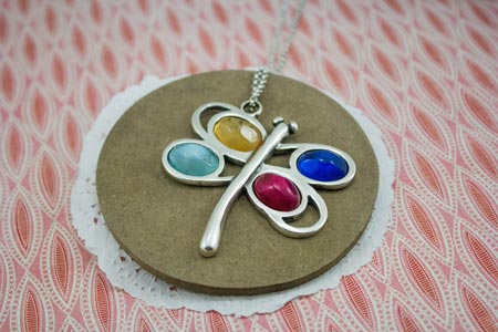 colgante-libelula-con-cabujon-la-fermina-abalorios-zamak-plata-bisuteria