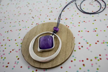 collar-aro-rombo-morado-ultravioleta-la-fermina-abalorios-zamak-plata-bisuteria-grabados-personalizados-pantone-2018